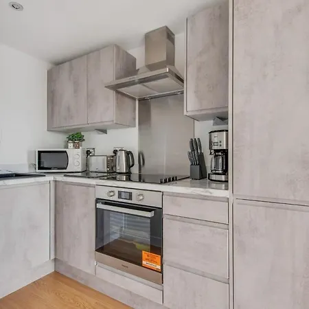 1 Bed Modern In A Converted Mill شقة *
